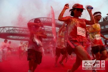 不惧高温天 北京市民“彩色跑步”