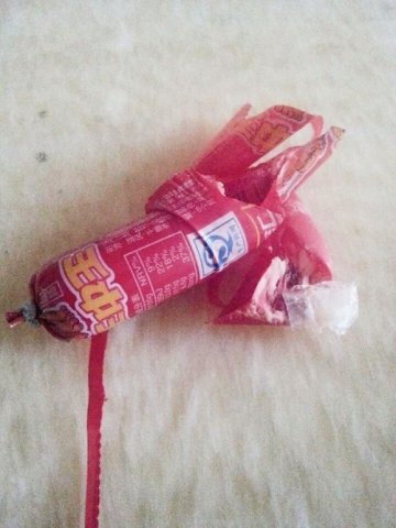 双汇“王中王”火腿肠里竟吃出塑料布