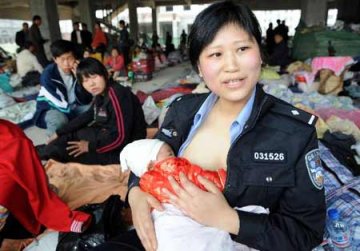 女警察给灾区婴儿喂奶 称只是件小事