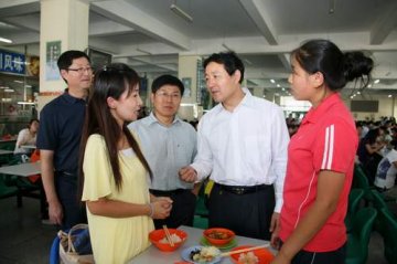 杨校长到饮食服务中心检查工作