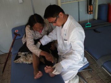第二临床医学院康复教研室朱毅同志赴玉树进行灾后康复工作