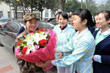 解放军援利抗埃医疗队首批队员解除医疗隔离