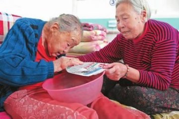 110岁的王高氏一直坚持用盐水洗脸 李洪亮 摄