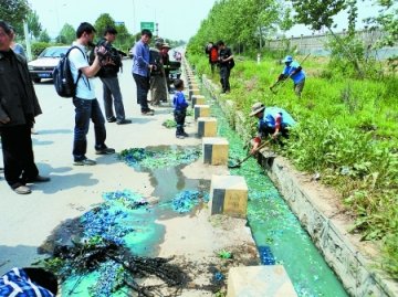 郑州清理被弃空壳胶囊现场发现销售员名片