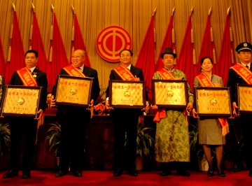 大庆油田总医院喜获全国五一劳动奖状