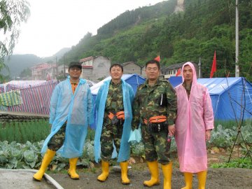 冒雨评估灾民安置点卫生防病状况