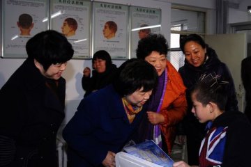 省政协副主席、省妇联主席李悦娥到省脑瘫康复医院慰问患儿