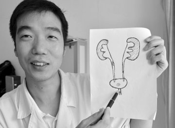 两医生画插图给患者讲解病理 称是社会责任体现