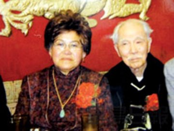 美国111岁华人初次结婚迎娶69岁妻子
