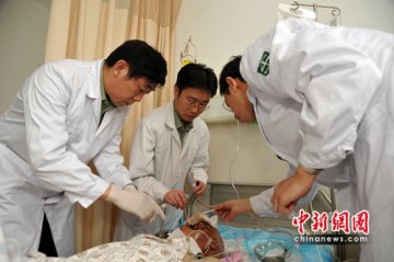 男子被钢板砸伤 面部肌肉全部缺失成无脸人