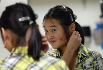 女孩右耳烧伤装完美假耳 堪比好莱坞特效