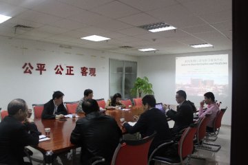 王力军同志会见美国维克森林大学医学院周小波教授