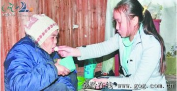 少女3个月大时遭弃8岁养父病故 带失明养母上学