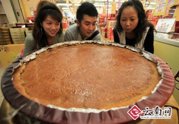 42公斤重月饼亮相昆明街头 标价4680元