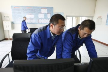 李亚明班长与当班的邓华交流控制技术