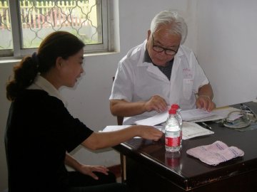 我校专家教授义诊获好评