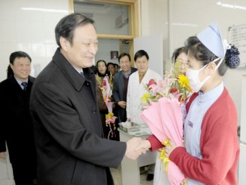 国家中医药管理局领导看望在京的中医药老专家、老干部