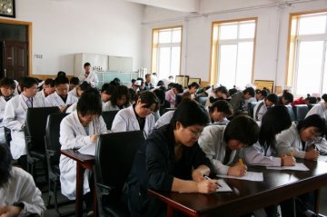 市人民医院加强对医务人员医疗卫生法律、法规、规章的教育考核力度