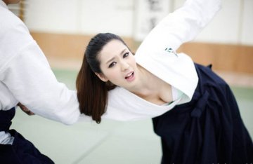 清丽美女挑战合气道 大显性感丰腴身姿