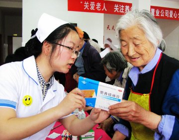 护士节黄山三院福利院里送健康 30名孤寡老人体检