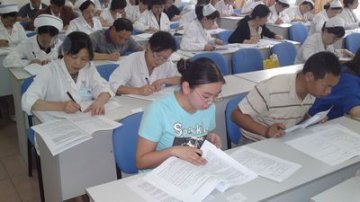 我院组织中层以上管理人员参加干部法律知识考试