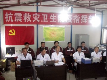梁东明等一行继续在四川芦山地震灾区参与卫生防病工作