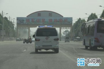 河南无牌救护车执行“公务” 院方称为方便患者