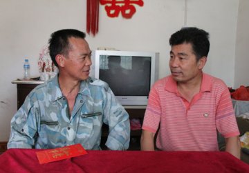 县民政局携手中医院走访慰问伤残退伍军人