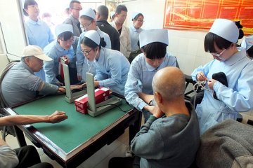 延大医学院组织学生为第二社会福利院老人量血压
