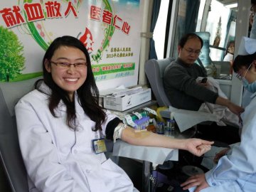 图片报道：东海县人民医院医务人员献血迎新年