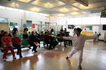 太原市第三人民医院：组织患者职工学习太极、八段锦传统养生操