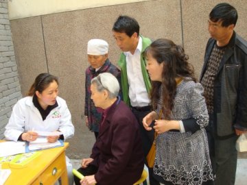 迎宾社区邀请市残疾联合会医疗小分队为社区居民进行白内障免费检查
