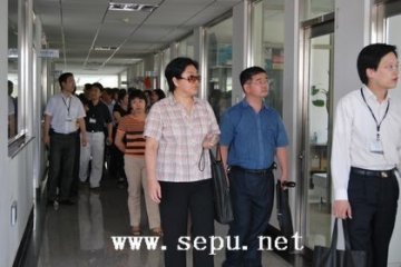 世界中联中药分析专业委员会共同参观长春中医药大学实验室