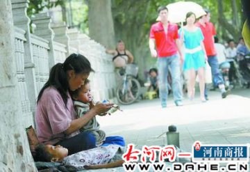 男童乞讨中病死 郑州慈善会称不救外地人