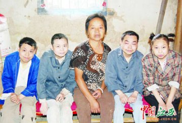 单身农妇让4个脑萎缩儿女闯过30岁鬼门关