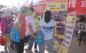 预防艾滋病、我们在行动——甘肃省敦煌市艾滋病综合防治示范区在月牙泉景区举办艾滋病防治宣传活动