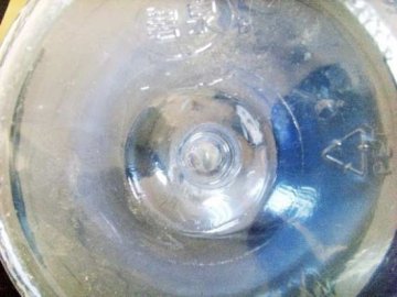 部分装纯净水水桶系塑料垃圾制成