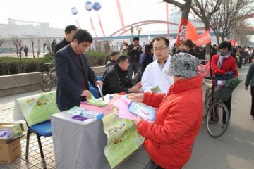 德州市疾控中心参加3.15广场宣传咨询活动