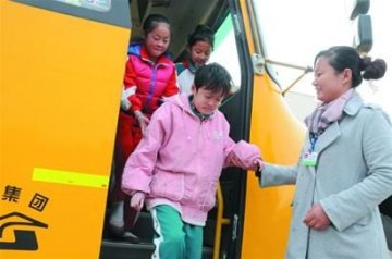 12岁女孩身患罕见怪病 皮肤一碰就起泡出血