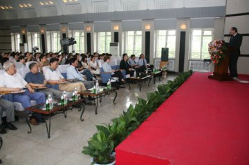 医学教育的发展学术报告会在学校主楼会议厅举行