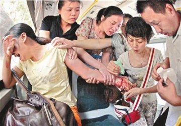 女子公交车上割腕自杀众乘客出手施救