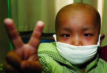 七岁小女孩捐骨髓救活弟弟