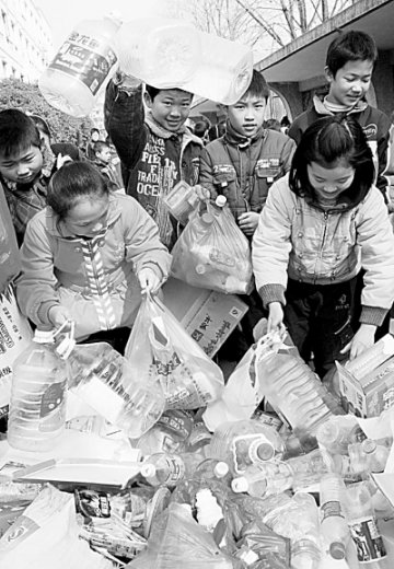 千名学童回收废品