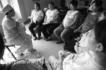 “问题奶粉”催热母乳喂养