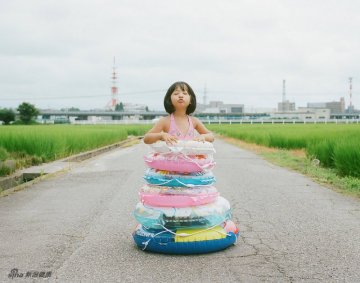 摄影师拍女儿嘟嘴亲吻传递温暖