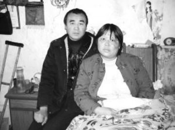 丈夫为救重伤妻子拼命挣钱 一年半挣20万血汗钱