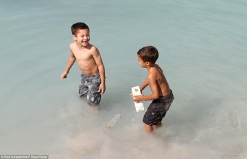 英迷人湖泊含剧毒 难挡游客热情