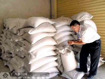 不法分子用私盐自制冒牌味精 封口处贴“合格证”