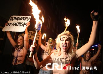 女权组织大闹德国红灯区 袒胸露乳抗议卖淫