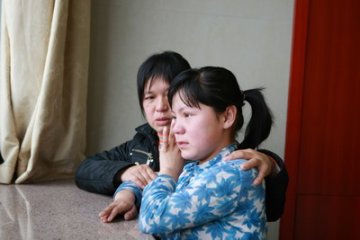 脊柱结出“肉柚子” 12岁女孩悲情求医